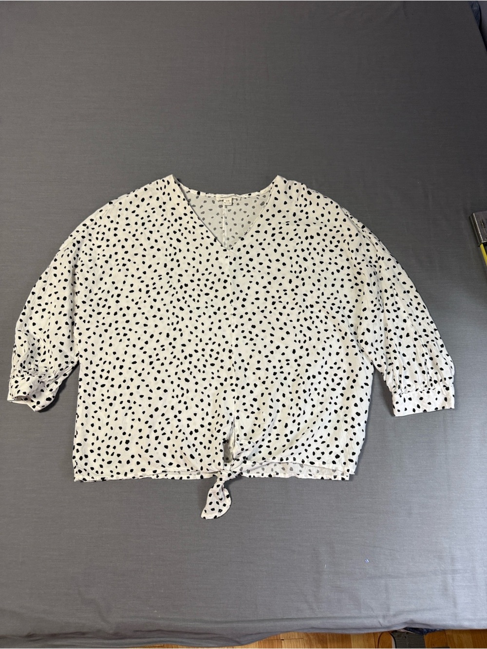beachlunchlounge Polka Dot Tie Front Blouse VNeck White Black 3/4 Sleeve  Sz L